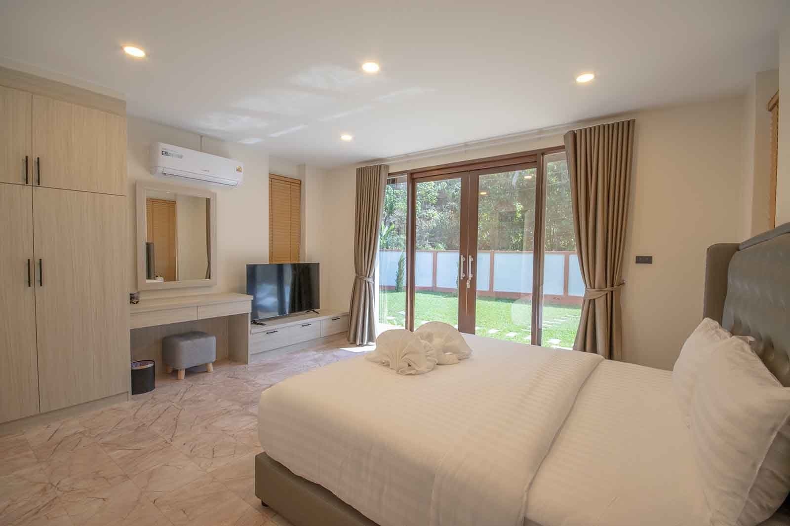 King bedroom looking onto the garden