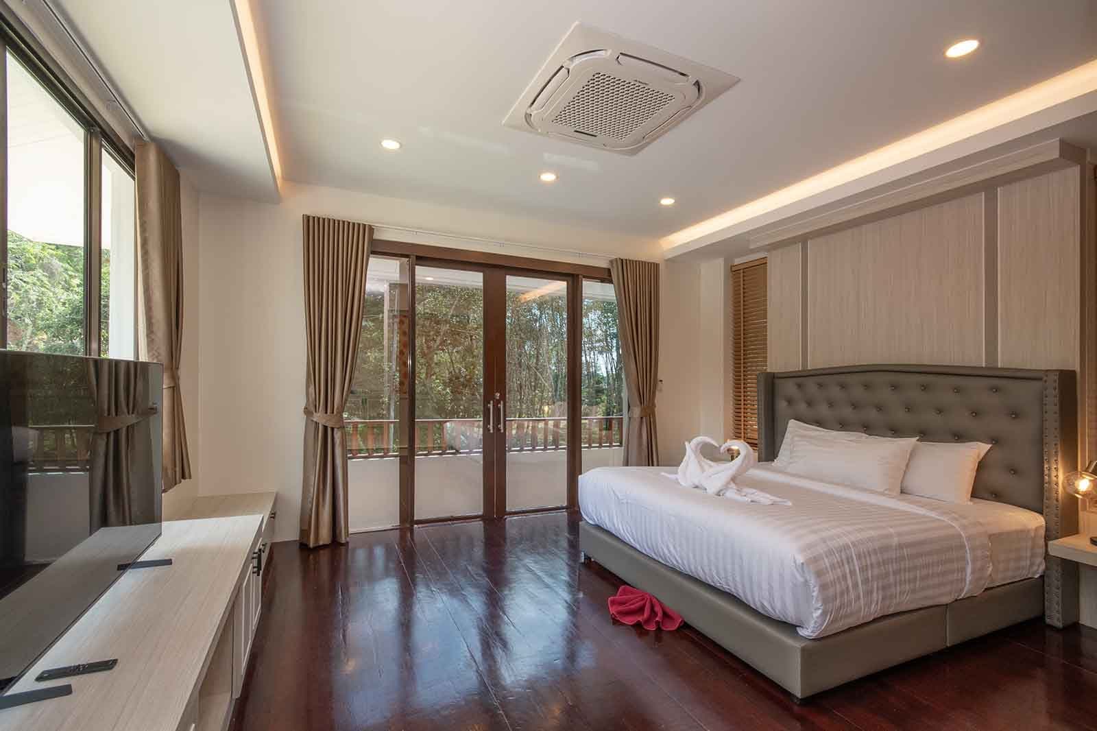 King bedroom opening onto a balcony