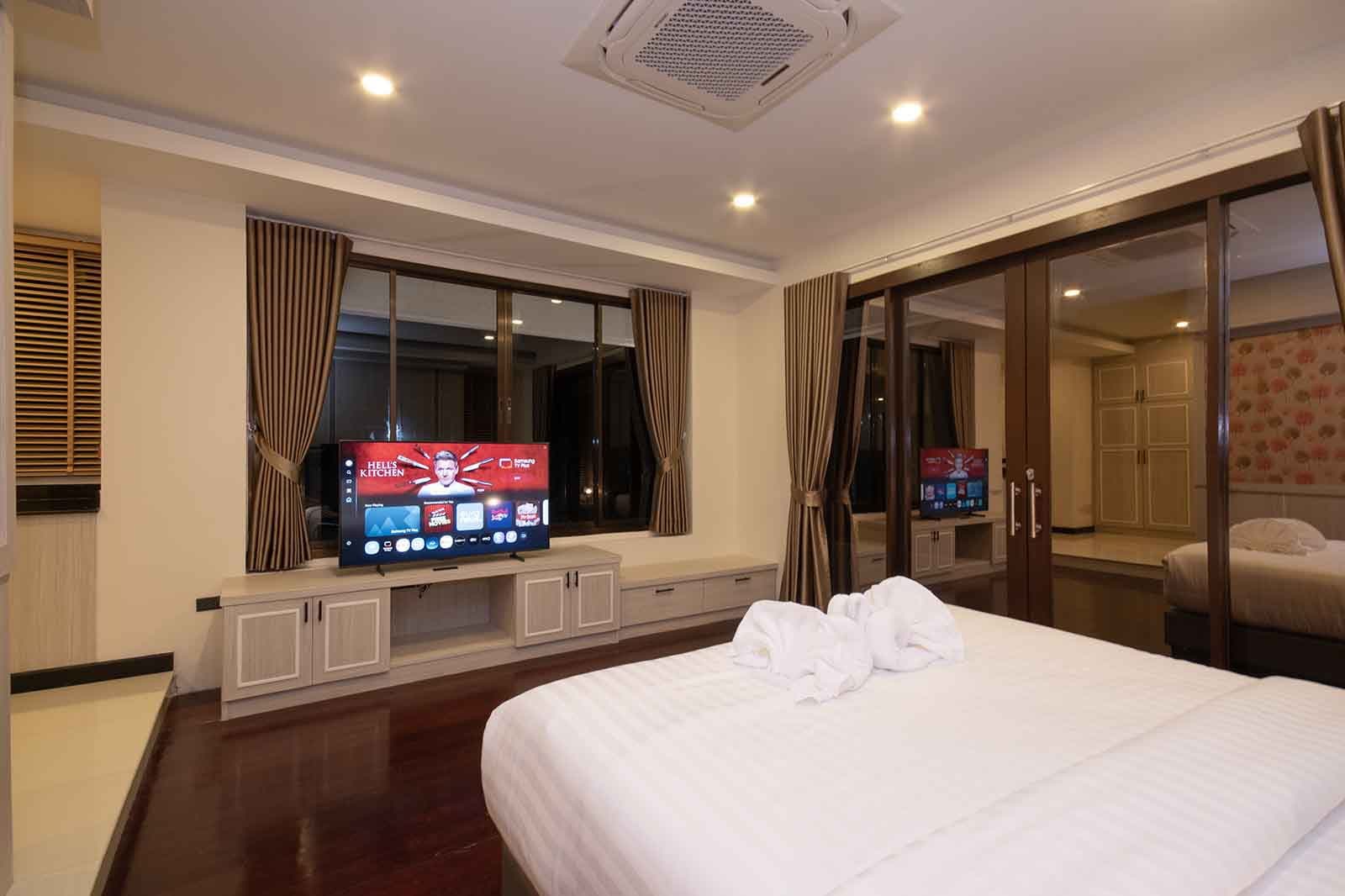 King bedroom with its own sitting area