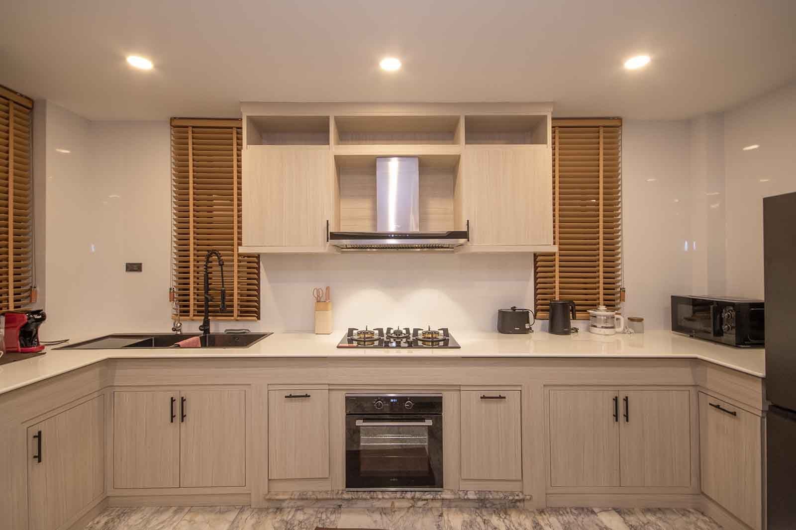 Gas hob, oven and prep space in the kitchen